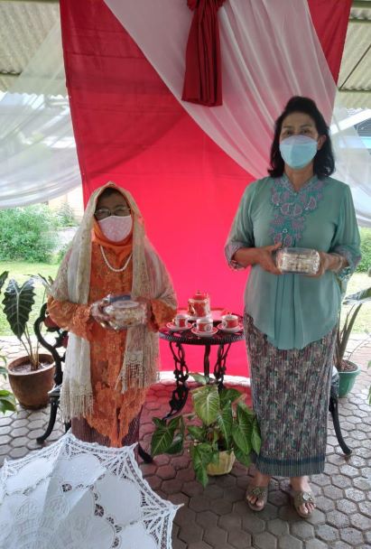 Hadiah untuk ibu2 yg berusia 70 yang paling senior di antara yang hadir--